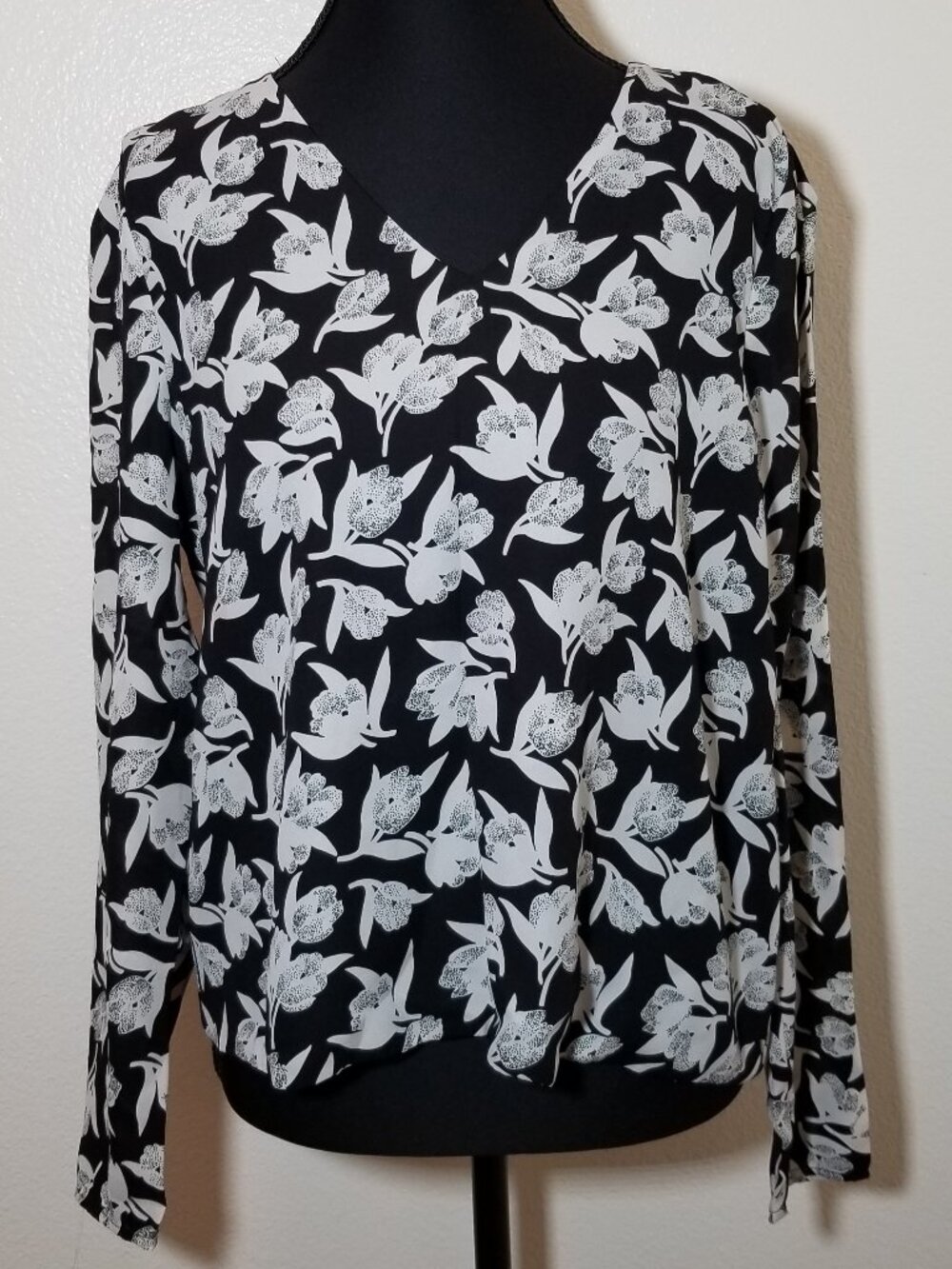 Tahari Woman Medium Black Floral Long Sleeve Blouse Business Minimalist City - Picture 1 of 7
